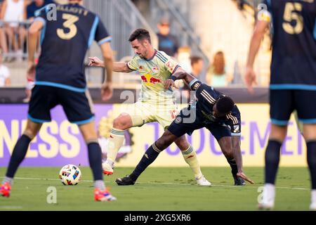 Chester, Pennsylvania, Stati Uniti. 6 luglio 2024. I New York Red Bulls Defender Dylan Nealis (12) e il Philadelphia Union Defender Damion Lowe (17) lottano per il pallone durante la prima metà di un match MLS al Subaru Park di Chester, Pennsylvania. Kyle Rodden/CSM/Alamy Live News Foto Stock