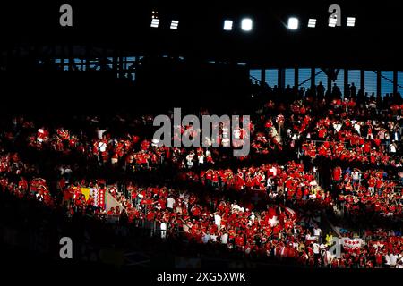 Dusseldorf. 6 luglio 2024. I tifosi svizzeri guardano i quarti di finale di UEFA Euro 2024 tra Inghilterra e Svizzera a Dusseldorf, Germania, il 6 luglio 2024. Crediti: Xiao Yijiu/Xinhua/Alamy Live News Foto Stock