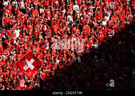 Dusseldorf. 6 luglio 2024. I tifosi svizzeri guardano i quarti di finale di UEFA Euro 2024 tra Inghilterra e Svizzera a Dusseldorf, Germania, il 6 luglio 2024. Crediti: Xiao Yijiu/Xinhua/Alamy Live News Foto Stock