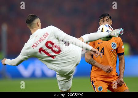 Berlino, Germania. 6 luglio 2024. Tijjani Reijnders (R) dei Paesi Bassi affronta Mert Muldur di T¨¹rkiye durante i quarti di finale di UEFA Euro 2024 tra i Paesi Bassi e T¨¹rkiye a Berlino, Germania, il 6 luglio 2024. Crediti: Meng Dingbo/Xinhua/Alamy Live News Foto Stock