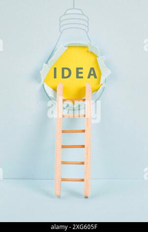 Scala di successo, avendo un'idea, il marketing e il concetto di business, brainstorming per nuovi obiettivi, lampadina intorno carta strappata Foto Stock