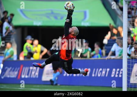 Seattle, Washington, Stati Uniti. 6 luglio 2024. Il portiere dei Seattle Sounders Stefan Frei (24 anni) si prepara a salvare in riscaldamento prima della partita di calcio della MLS tra i Seattle Sounders e la New England Revolution a Seattle, Washington. Steve Faber/CSM/Alamy Live News Foto Stock