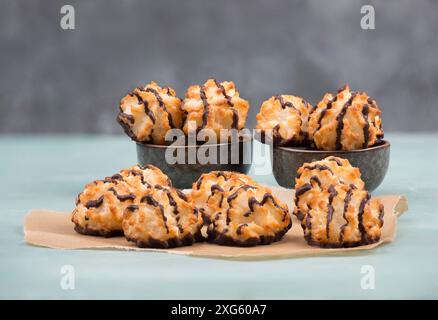 Macaron al cocco su sfondo blu testurizzato, biscotti per natale Foto Stock