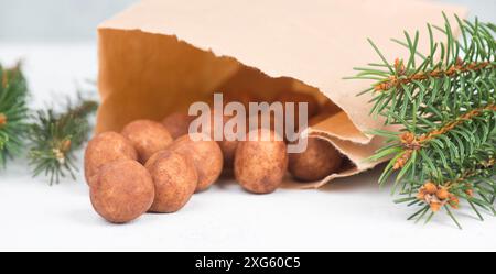 Patate marzapane, in tedesco chiamato Marzipankartoffeln, con cacao in polvere, dolci per natale, spazio vuoto copia Foto Stock