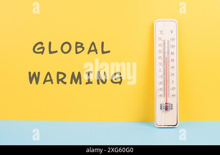 Termometro su sfondo giallo e blu, misurazione della temperatura, previsioni meteo, riscaldamento globale e discussione sull'ambiente, estate Foto Stock