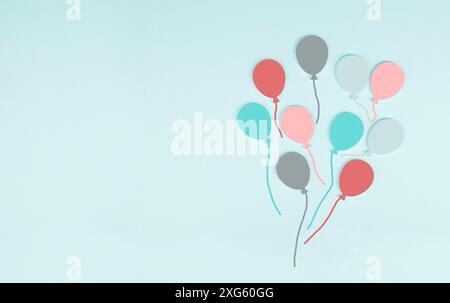 Palloni colorati su sfondo blu, biglietto di auguri per il compleanno dei bambini, festa felice, spazio per il testo Foto Stock