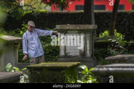 MUMBAI, INDIA - 5 LUGLIO: Il Consolato generale di Israele a Mumbai e il Consolato generale della Repubblica Federale di Germania a Mumbai, in occasione di una cerimonia per celebrare il progetto di restauro del «Cimitero Chinchpokli», il 5 luglio 2024 a Mumbai, India. Questa cerimonia segna il completamento del progetto di restauro volto a preservare il patrimonio e l'eredità degli ebrei europei che fuggirono dall'Europa durante la seconda guerra mondiale e trovarono rifugio a Mumbai. Questo è l'unico memoriale dell'Olocausto in India che ha le tombe dei rifugiati dell'Olocausto a Mumbai. (Foto di Satish Bate/Hindustan Times/Sipa USA ) Foto Stock