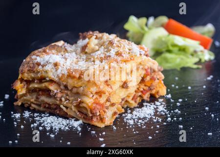 Lasagne fresche su ardesia nera Foto Stock