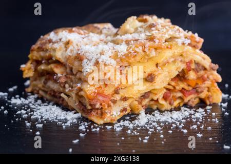 Lasagne fresche su ardesia nera Foto Stock