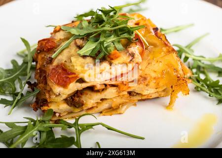 Primo piano di una lasagna con rucola Foto Stock