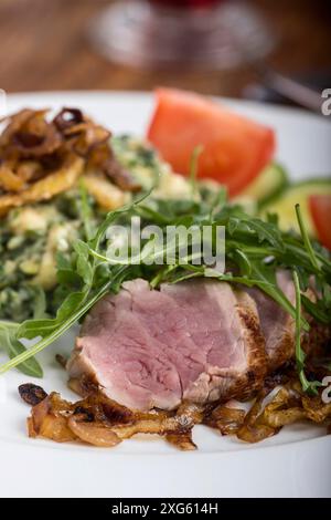 Fette di filetto di maiale con spaetzle Foto Stock