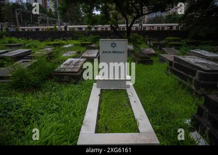 MUMBAI, INDIA - 5 LUGLIO: Il Consolato generale di Israele a Mumbai e il Consolato generale della Repubblica Federale di Germania a Mumbai, in occasione di una cerimonia per celebrare il progetto di restauro del «Cimitero Chinchpokli», il 5 luglio 2024 a Mumbai, India. Questa cerimonia segna il completamento del progetto di restauro volto a preservare il patrimonio e l'eredità degli ebrei europei che fuggirono dall'Europa durante la seconda guerra mondiale e trovarono rifugio a Mumbai. Questo è l'unico memoriale dell'Olocausto in India che ha le tombe dei rifugiati dell'Olocausto a Mumbai. (Foto di Satish Bate/Hindustan Times/Sipa USA ) Foto Stock