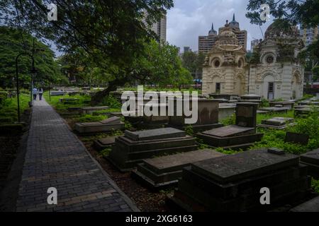 MUMBAI, INDIA - 5 LUGLIO: Il Consolato generale di Israele a Mumbai e il Consolato generale della Repubblica Federale di Germania a Mumbai, in occasione di una cerimonia per celebrare il progetto di restauro del «Cimitero Chinchpokli», il 5 luglio 2024 a Mumbai, India. Questa cerimonia segna il completamento del progetto di restauro volto a preservare il patrimonio e l'eredità degli ebrei europei che fuggirono dall'Europa durante la seconda guerra mondiale e trovarono rifugio a Mumbai. Questo è l'unico memoriale dell'Olocausto in India che ha le tombe dei rifugiati dell'Olocausto a Mumbai. (Foto di Satish Bate/Hindustan Times/Sipa USA ) Foto Stock