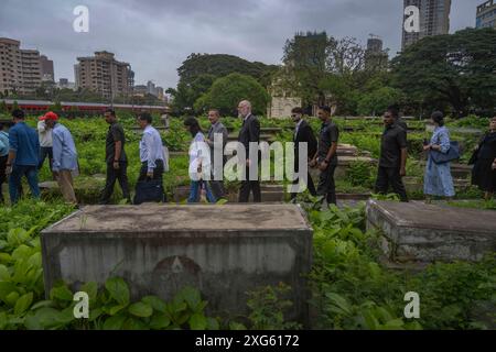 MUMBAI, INDIA - 5 LUGLIO: Il Consolato generale di Israele a Mumbai e il Consolato generale della Repubblica Federale di Germania a Mumbai, in occasione di una cerimonia per celebrare il progetto di restauro del «Cimitero Chinchpokli», il 5 luglio 2024 a Mumbai, India. Questa cerimonia segna il completamento del progetto di restauro volto a preservare il patrimonio e l'eredità degli ebrei europei che fuggirono dall'Europa durante la seconda guerra mondiale e trovarono rifugio a Mumbai. Questo è l'unico memoriale dell'Olocausto in India che ha le tombe dei rifugiati dell'Olocausto a Mumbai. (Foto di Satish Bate/Hindustan Times/Sipa USA ) Foto Stock