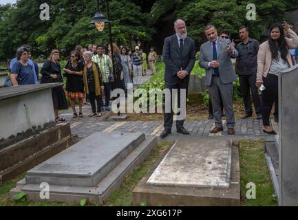 MUMBAI, INDIA - 5 LUGLIO: Il Consolato generale di Israele a Mumbai e il Consolato generale della Repubblica Federale di Germania a Mumbai, in occasione di una cerimonia per celebrare il progetto di restauro del «Cimitero Chinchpokli», il 5 luglio 2024 a Mumbai, India. Questa cerimonia segna il completamento del progetto di restauro volto a preservare il patrimonio e l'eredità degli ebrei europei che fuggirono dall'Europa durante la seconda guerra mondiale e trovarono rifugio a Mumbai. Questo è l'unico memoriale dell'Olocausto in India che ha le tombe dei rifugiati dell'Olocausto a Mumbai. (Foto di Satish Bate/Hindustan Times/Sipa USA ) Foto Stock