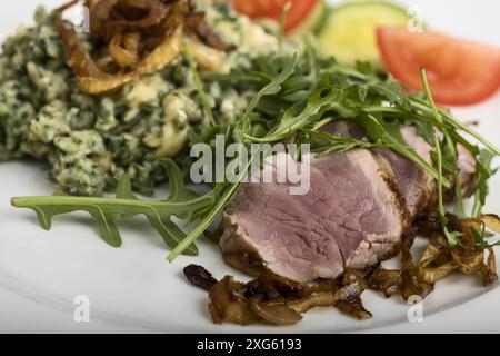 Filetto di maiale a fette con spaetzle Foto Stock
