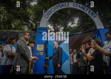 MUMBAI, INDIA - 5 LUGLIO: Il Consolato generale di Israele a Mumbai e il Consolato generale della Repubblica Federale di Germania a Mumbai, in occasione di una cerimonia per celebrare il progetto di restauro del «Cimitero Chinchpokli», il 5 luglio 2024 a Mumbai, India. Questa cerimonia segna il completamento del progetto di restauro volto a preservare il patrimonio e l'eredità degli ebrei europei che fuggirono dall'Europa durante la seconda guerra mondiale e trovarono rifugio a Mumbai. Questo è l'unico memoriale dell'Olocausto in India che ha le tombe dei rifugiati dell'Olocausto a Mumbai. (Foto di Satish Bate/Hindustan Times/Sipa USA ) Foto Stock