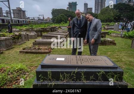 MUMBAI, INDIA - 5 LUGLIO: Il Consolato generale di Israele a Mumbai e il Consolato generale della Repubblica Federale di Germania a Mumbai, in occasione di una cerimonia per celebrare il progetto di restauro del «Cimitero Chinchpokli», il 5 luglio 2024 a Mumbai, India. Questa cerimonia segna il completamento del progetto di restauro volto a preservare il patrimonio e l'eredità degli ebrei europei che fuggirono dall'Europa durante la seconda guerra mondiale e trovarono rifugio a Mumbai. Questo è l'unico memoriale dell'Olocausto in India che ha le tombe dei rifugiati dell'Olocausto a Mumbai. (Foto di Satish Bate/Hindustan Times/Sipa USA ) Foto Stock