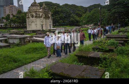 MUMBAI, INDIA - 5 LUGLIO: Il Consolato generale di Israele a Mumbai e il Consolato generale della Repubblica Federale di Germania a Mumbai, in occasione di una cerimonia per celebrare il progetto di restauro del «Cimitero Chinchpokli», il 5 luglio 2024 a Mumbai, India. Questa cerimonia segna il completamento del progetto di restauro volto a preservare il patrimonio e l'eredità degli ebrei europei che fuggirono dall'Europa durante la seconda guerra mondiale e trovarono rifugio a Mumbai. Questo è l'unico memoriale dell'Olocausto in India che ha le tombe dei rifugiati dell'Olocausto a Mumbai. (Foto di Satish Bate/Hindustan Times/Sipa USA ) Foto Stock