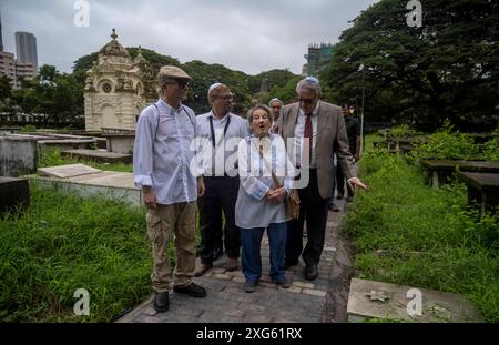 MUMBAI, INDIA - 5 LUGLIO: Il Consolato generale di Israele a Mumbai e il Consolato generale della Repubblica Federale di Germania a Mumbai, in occasione di una cerimonia per celebrare il progetto di restauro del «Cimitero Chinchpokli», il 5 luglio 2024 a Mumbai, India. Questa cerimonia segna il completamento del progetto di restauro volto a preservare il patrimonio e l'eredità degli ebrei europei che fuggirono dall'Europa durante la seconda guerra mondiale e trovarono rifugio a Mumbai. Questo è l'unico memoriale dell'Olocausto in India che ha le tombe dei rifugiati dell'Olocausto a Mumbai. (Foto di Satish Bate/Hindustan Times/Sipa USA ) Foto Stock