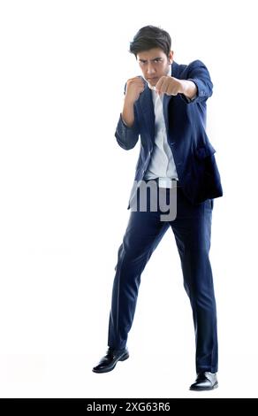 L'uomo asiatico indossa una business suite che pugni alla macchina fotografica come pronto a combattere o tifa in vendita o strategia aziendale per combattere il concetto di narket su i Foto Stock