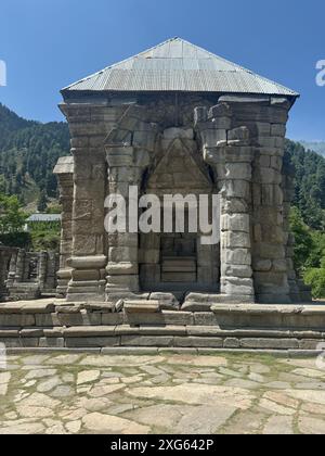 India. 6 luglio 2024. Naranag è un tempio indù circondato da montagne. E' un'attrazione turistica che si trova nel quartiere di Ganderbal a circa 60 km da Srinagar, capitale estiva di Jammu e Kashmir. Non solo attrazioni turistiche, ma Naranag funge anche da base per gli escursionisti. Sulla cima delle montagne si trova un bellissimo lago chiamato "lago gangbale". Che collega il sentiero con altre destinazioni di trekking popolari. (Foto di Musaib Iqbal Bhat/Pacific Press) credito: Pacific Press Media Production Corp./Alamy Live News Foto Stock