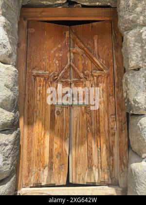 India. 6 luglio 2024. Naranag è un tempio indù circondato da montagne. E' un'attrazione turistica che si trova nel quartiere di Ganderbal a circa 60 km da Srinagar, capitale estiva di Jammu e Kashmir. Non solo attrazioni turistiche, ma Naranag funge anche da base per gli escursionisti. Sulla cima delle montagne si trova un bellissimo lago chiamato "lago gangbale". Che collega il sentiero con altre destinazioni di trekking popolari. (Foto di Musaib Iqbal Bhat/Pacific Press) credito: Pacific Press Media Production Corp./Alamy Live News Foto Stock