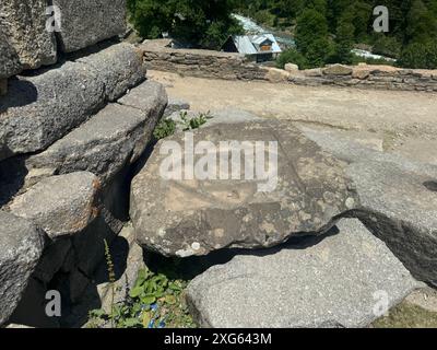 India. 6 luglio 2024. Naranag è un tempio indù circondato da montagne. E' un'attrazione turistica che si trova nel quartiere di Ganderbal a circa 60 km da Srinagar, capitale estiva di Jammu e Kashmir. Non solo attrazioni turistiche, ma Naranag funge anche da base per gli escursionisti. Sulla cima delle montagne si trova un bellissimo lago chiamato "lago gangbale". Che collega il sentiero con altre destinazioni di trekking popolari. (Foto di Musaib Iqbal Bhat/Pacific Press) credito: Pacific Press Media Production Corp./Alamy Live News Foto Stock