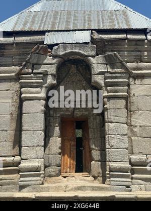 India. 6 luglio 2024. Naranag è un tempio indù circondato da montagne. E' un'attrazione turistica che si trova nel quartiere di Ganderbal a circa 60 km da Srinagar, capitale estiva di Jammu e Kashmir. Non solo attrazioni turistiche, ma Naranag funge anche da base per gli escursionisti. Sulla cima delle montagne si trova un bellissimo lago chiamato "lago gangbale". Che collega il sentiero con altre destinazioni di trekking popolari. (Foto di Musaib Iqbal Bhat/Pacific Press) credito: Pacific Press Media Production Corp./Alamy Live News Foto Stock