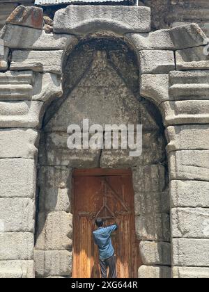 India. 6 luglio 2024. Naranag è un tempio indù circondato da montagne. E' un'attrazione turistica che si trova nel quartiere di Ganderbal a circa 60 km da Srinagar, capitale estiva di Jammu e Kashmir. Non solo attrazioni turistiche, ma Naranag funge anche da base per gli escursionisti. Sulla cima delle montagne si trova un bellissimo lago chiamato "lago gangbale". Che collega il sentiero con altre destinazioni di trekking popolari. (Foto di Musaib Iqbal Bhat/Pacific Press) credito: Pacific Press Media Production Corp./Alamy Live News Foto Stock