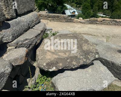 India. 6 luglio 2024. Naranag è un tempio indù circondato da montagne. E' un'attrazione turistica che si trova nel quartiere di Ganderbal a circa 60 km da Srinagar, capitale estiva di Jammu e Kashmir. Non solo attrazioni turistiche, ma Naranag funge anche da base per gli escursionisti. Sulla cima delle montagne si trova un bellissimo lago chiamato "lago gangbal". Che collega il sentiero con altre destinazioni di trekking popolari. (Credit Image: © Musaib Iqbal Bhat/Pacific Press via ZUMA Press Wire) SOLO PER USO EDITORIALE! Non per USO commerciale! Foto Stock