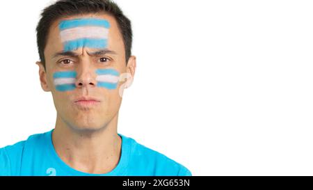 Uomo serio con una bandiera argentina dipinta sul viso Foto Stock