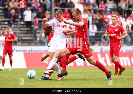 Steffen Tigges (Koeln) im Zweikampf mit Tobias Filipzik (Siegen) Sportfreunde Siegen vs 1. FC Koeln, Fussball, Testspiel, 06.07.2024 foto: Rene Weiss/Eibner Foto Stock