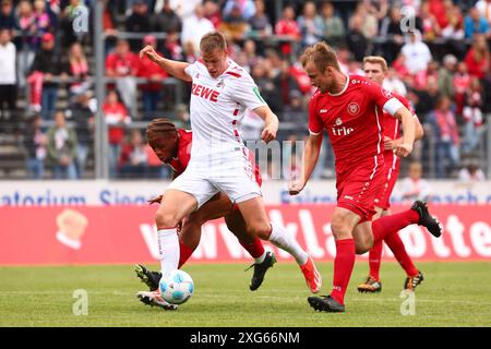 Steffen Tigges (Koeln) gegen Jubes Ticha (Siegen, links) und Tobias Filipzik (Siegen, rechts) Sportfreunde Siegen vs 1. FC Koeln, Fussball, Testspiel, 06.07.2024 foto: Rene Weiss/Eibner Foto Stock