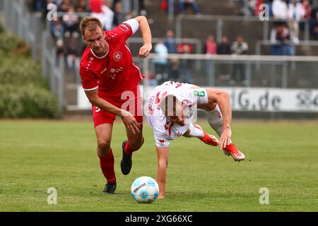 Tobias Filipzik (Siegen) im Zweikampf mit Steffen Tigges (Koeln) Sportfreunde Siegen vs 1. FC Koeln, Fussball, Testspiel, 06.07.2024 foto: Rene Weiss/Eibner Foto Stock