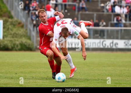 Tobias Filipzik (Siegen) im Zweikampf mit Steffen Tigges (Koeln) Sportfreunde Siegen vs 1. FC Koeln, Fussball, Testspiel, 06.07.2024 foto: Rene Weiss/Eibner Foto Stock