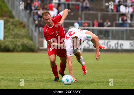 Tobias Filipzik (Siegen) im Zweikampf mit Steffen Tigges (Koeln) Sportfreunde Siegen vs 1. FC Koeln, Fussball, Testspiel, 06.07.2024 foto: Rene Weiss/Eibner Foto Stock