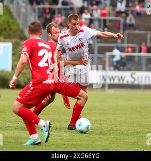 Tobias Filipzik (Siegen) im Zweikampf mit Steffen Tigges (Koeln) Sportfreunde Siegen vs 1. FC Koeln, Fussball, Testspiel, 06.07.2024 foto: Rene Weiss/Eibner Foto Stock