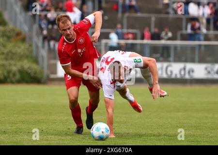 Tobias Filipzik (Siegen) im Zweikampf mit Steffen Tigges (Koeln) Sportfreunde Siegen vs 1. FC Koeln, Fussball, Testspiel, 06.07.2024 foto: Rene Weiss/Eibner Foto Stock