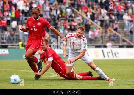 Steffen Tigges (Koeln) kommt im Zweikampf mit Tobias Filipzik (Siegen, Mitte) zu Fall, links: Jubes Ticha (Siegen) Sportfreunde Siegen vs 1. FC Koeln, Fussball, Testspiel, 06.07.2024 foto: Rene Weiss/Eibner Foto Stock