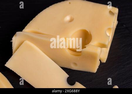 formaggio duro con grandi fori primi piani, formaggio di latte vaccino di alta qualità Foto Stock