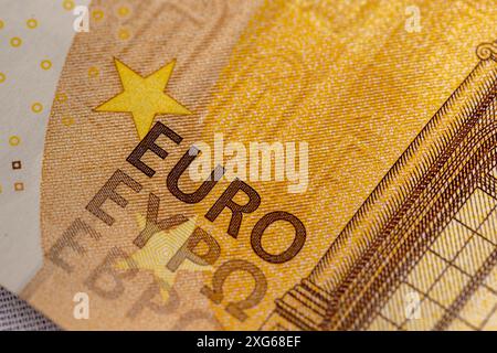 Un primo piano di cinquanta euro della nuova Unione europea, dettagli della banconota da 50 euro di colore arancione Foto Stock