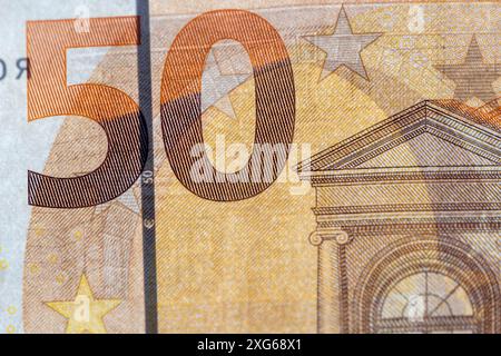 Un primo piano di cinquanta euro della nuova Unione europea, dettagli della banconota da 50 euro di colore arancione Foto Stock