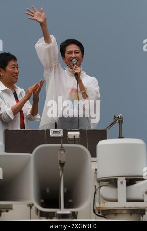 Tokyo, Giappone. 6 luglio 2024. Il candidato indipendente Renho Saito tiene un discorso l'ultimo giorno delle campagne per le elezioni governative di Tokyo del 2024. Alle elezioni del 7 luglio si terranno 56 candidati da record, la sfida più forte per l'incumbent, Yuriko Koike, (che spera di vincere un terzo mandato come governatore della capitale del Giappone) proveniente dal politico di centro-sinistra, Renho Saito. (Foto di Damon Coulter/SOPA Images/Sipa USA) credito: SIPA USA/Alamy Live News Foto Stock