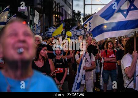 Israele. 6 luglio 2024. I manifestanti ascoltano un discorso. Oltre 100.000 israeliani hanno manifestato a Kaplan con le famiglie degli ostaggi contro il primo ministro Benjamin Netanyahu, chiedendo un accordo immediato con gli ostaggi e il cessate il fuoco, a seguito della manifestazione i manifestanti avevano bloccato l'autostrada di Ayalon e disperso da un cannone d'acqua della polizia. Tel Aviv, Israele. 6 luglio 2024. (Matan Golan/Sipa USA). Crediti: SIPA USA/Alamy Live News Foto Stock