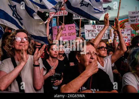 Israele. 6 luglio 2024. Le manifestanti israeliane ascoltano un discorso mentre ondeggiano la bandiera israeliana. Oltre 100.000 israeliani hanno manifestato a Kaplan con le famiglie degli ostaggi contro il primo ministro Benjamin Netanyahu, chiedendo un accordo immediato con gli ostaggi e il cessate il fuoco, a seguito della manifestazione i manifestanti avevano bloccato l'autostrada di Ayalon e disperso da un cannone d'acqua della polizia. Tel Aviv, Israele. 6 luglio 2024. (Matan Golan/Sipa USA). Crediti: SIPA USA/Alamy Live News Foto Stock