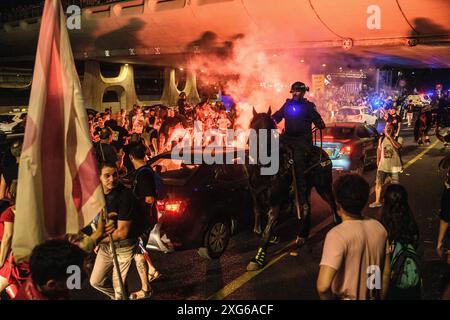 Israele. 6 luglio 2024. Gli agenti di polizia israeliani disperdono i manifestanti dall'autostrada Ayalon. Oltre 100.000 israeliani hanno manifestato a Kaplan con le famiglie degli ostaggi contro il primo ministro Benjamin Netanyahu, chiedendo un accordo immediato con gli ostaggi e il cessate il fuoco, a seguito della manifestazione i manifestanti avevano bloccato l'autostrada di Ayalon e disperso da un cannone d'acqua della polizia. Tel Aviv, Israele. 6 luglio 2024. (Matan Golan/Sipa USA). Crediti: SIPA USA/Alamy Live News Foto Stock