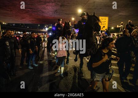 Israele. 6 luglio 2024. Gli agenti di polizia israeliani disperdono i manifestanti dall'autostrada Ayalon. Oltre 100.000 israeliani hanno manifestato a Kaplan con le famiglie degli ostaggi contro il primo ministro Benjamin Netanyahu, chiedendo un accordo immediato con gli ostaggi e il cessate il fuoco, a seguito della manifestazione i manifestanti avevano bloccato l'autostrada di Ayalon e disperso da un cannone d'acqua della polizia. Tel Aviv, Israele. 6 luglio 2024. (Matan Golan/Sipa USA). Crediti: SIPA USA/Alamy Live News Foto Stock