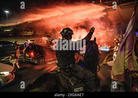 Israele. 6 luglio 2024. I cannoni d'acqua della polizia israeliana e gli agenti di polizia a cavallo disperdono i manifestanti dall'autostrada Ayalon. Oltre 100.000 israeliani hanno manifestato a Kaplan con le famiglie degli ostaggi contro il primo ministro Benjamin Netanyahu, chiedendo un accordo immediato con gli ostaggi e il cessate il fuoco, a seguito della manifestazione i manifestanti avevano bloccato l'autostrada di Ayalon e disperso da un cannone d'acqua della polizia. Tel Aviv, Israele. 6 luglio 2024. (Matan Golan/Sipa USA). Crediti: SIPA USA/Alamy Live News Foto Stock