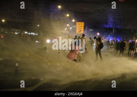 Israele. 6 luglio 2024. Il cannone d'acqua della polizia israeliana spruzza i manifestanti bloccando l'autostrada Ayalon. Oltre 100.000 israeliani hanno manifestato a Kaplan con le famiglie degli ostaggi contro il primo ministro Benjamin Netanyahu, chiedendo un accordo immediato con gli ostaggi e il cessate il fuoco, a seguito della manifestazione i manifestanti avevano bloccato l'autostrada di Ayalon e disperso da un cannone d'acqua della polizia. Tel Aviv, Israele. 6 luglio 2024. (Matan Golan/Sipa USA). Crediti: SIPA USA/Alamy Live News Foto Stock